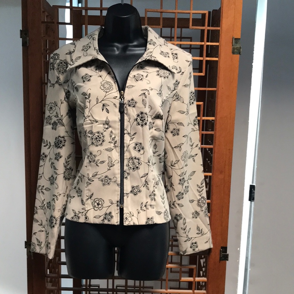 Melissa Harper cream and Black zip-up jacket perfect with slacks. Size 10.